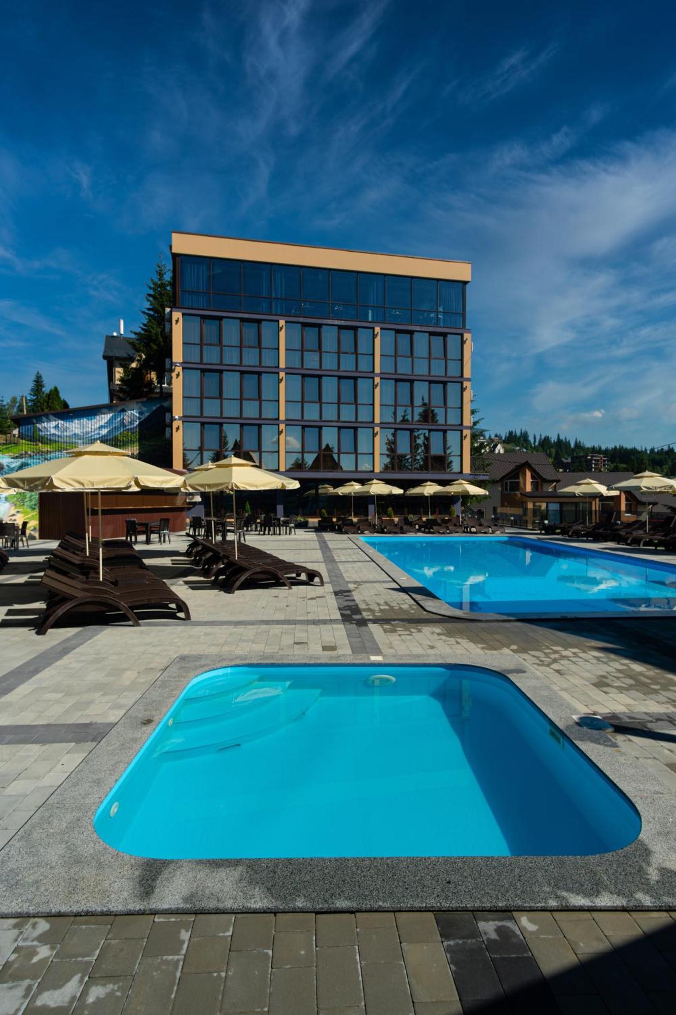 Summit Hotel ยาบลูนิตซา ภายนอก รูปภาพ
