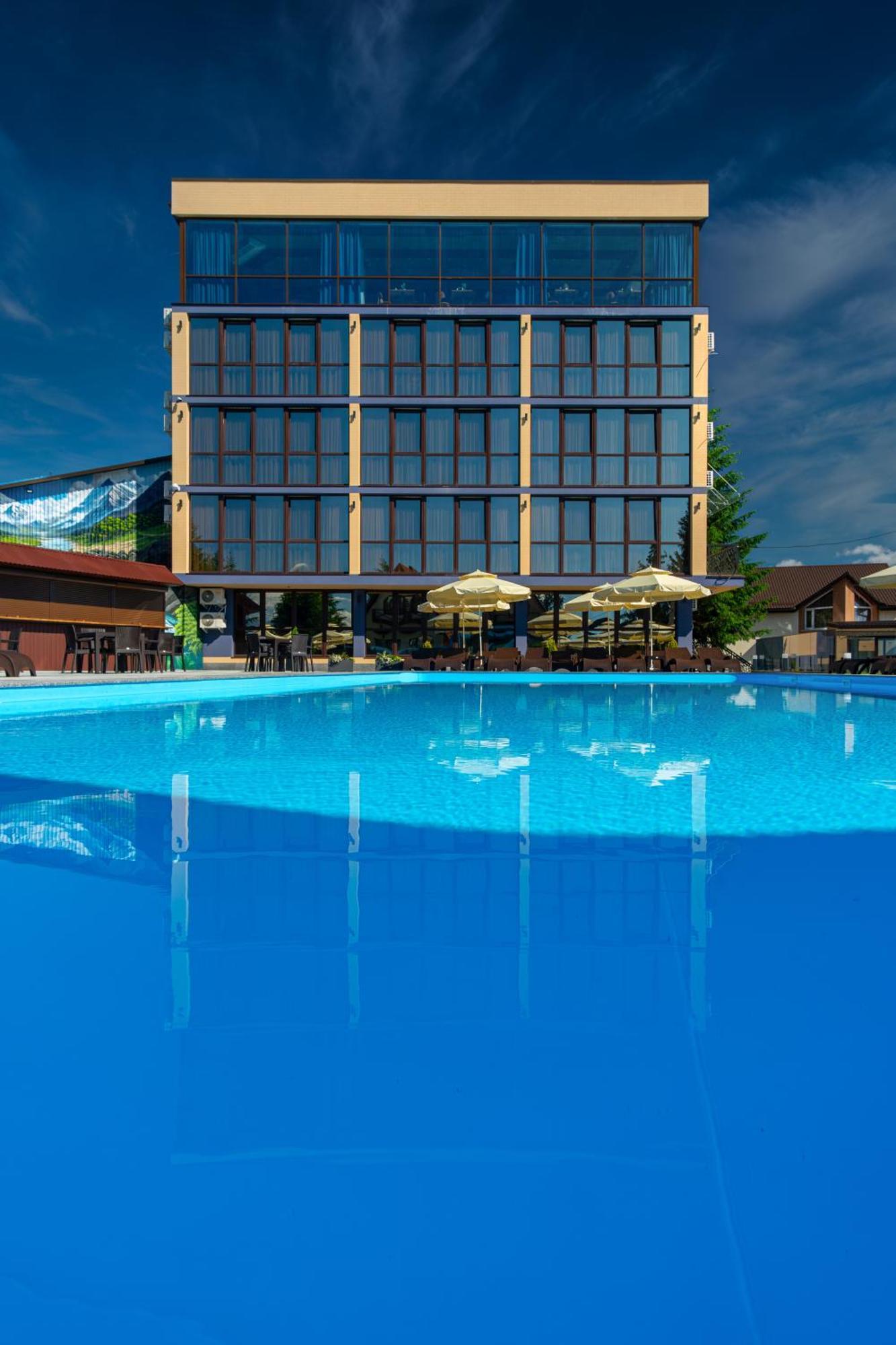 Summit Hotel ยาบลูนิตซา ภายนอก รูปภาพ