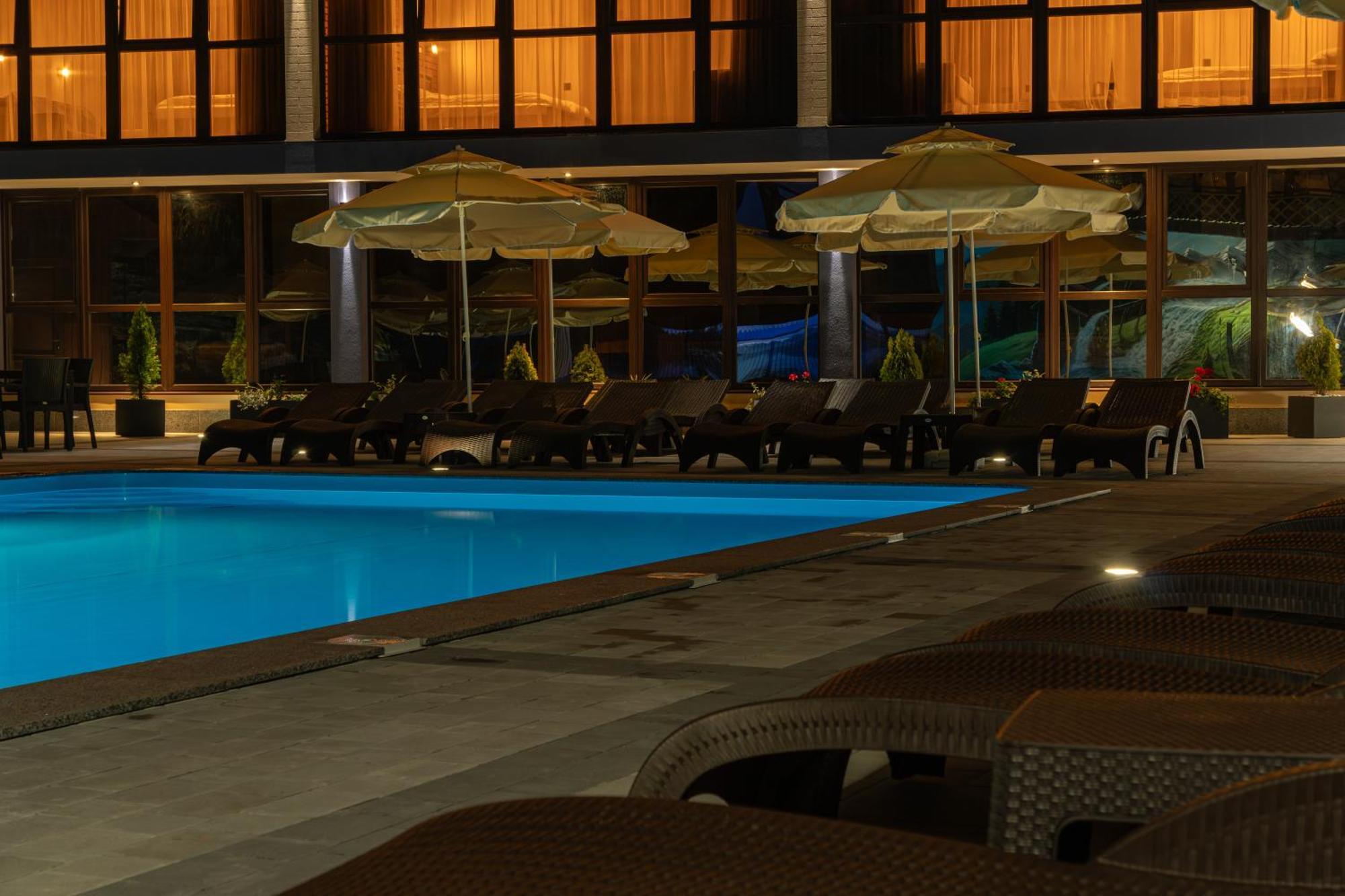 Summit Hotel ยาบลูนิตซา ภายนอก รูปภาพ