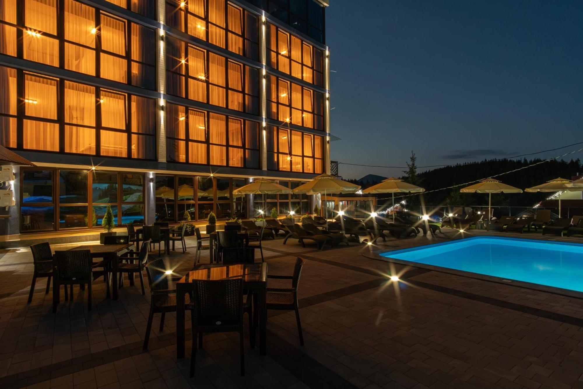 Summit Hotel ยาบลูนิตซา ภายนอก รูปภาพ